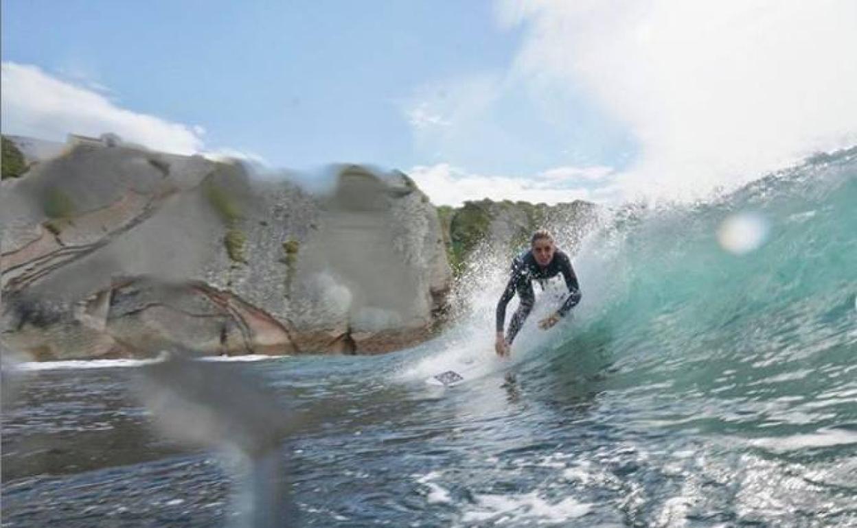 La joven, que surfea desde hace seis años, también fue Campeona de España en 2019. 