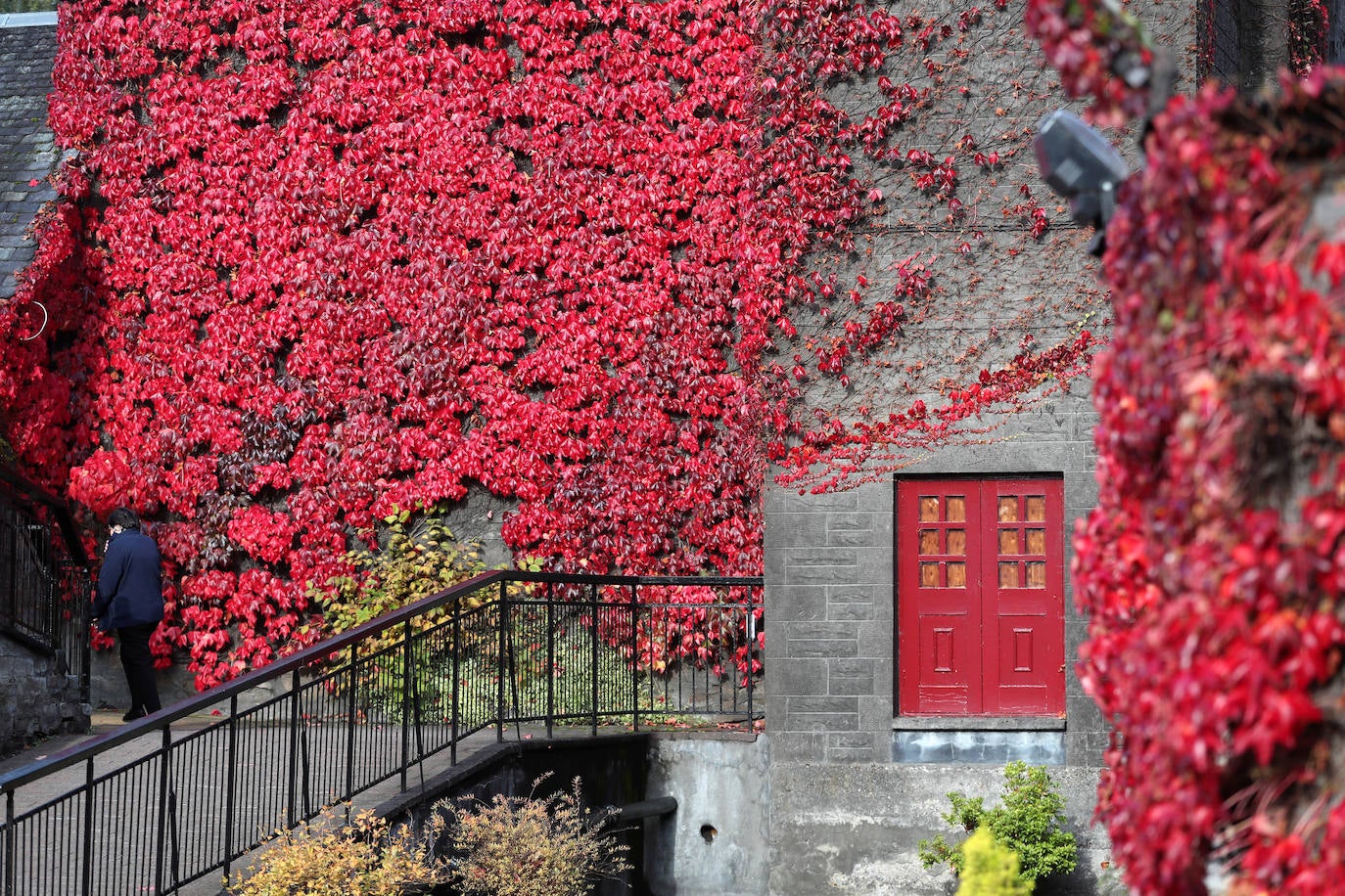 La peculiar fachada de la destilería Blair Athol en Pitlochry (Escocia) con un look propio de la estación de otoño.