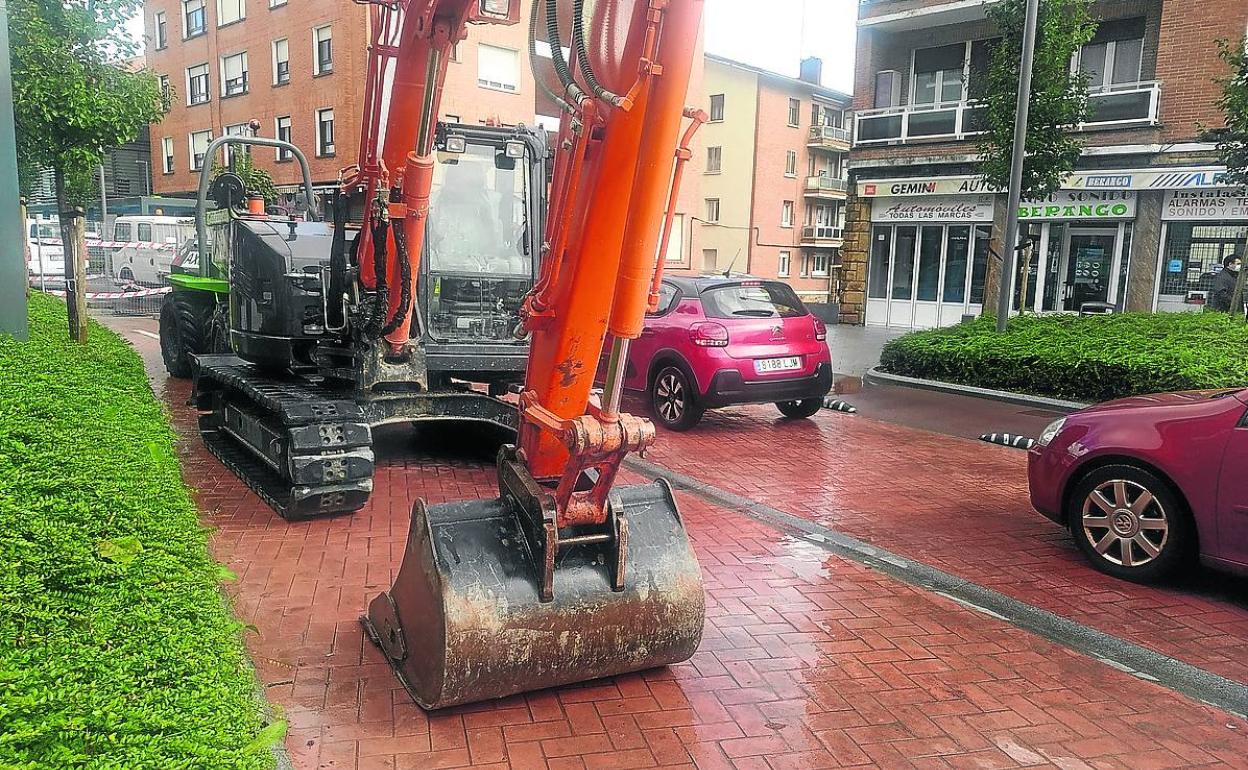 Las máquinas trabajan ya en la calle Sabino Arana de Berango, que atraviesa la localidad.