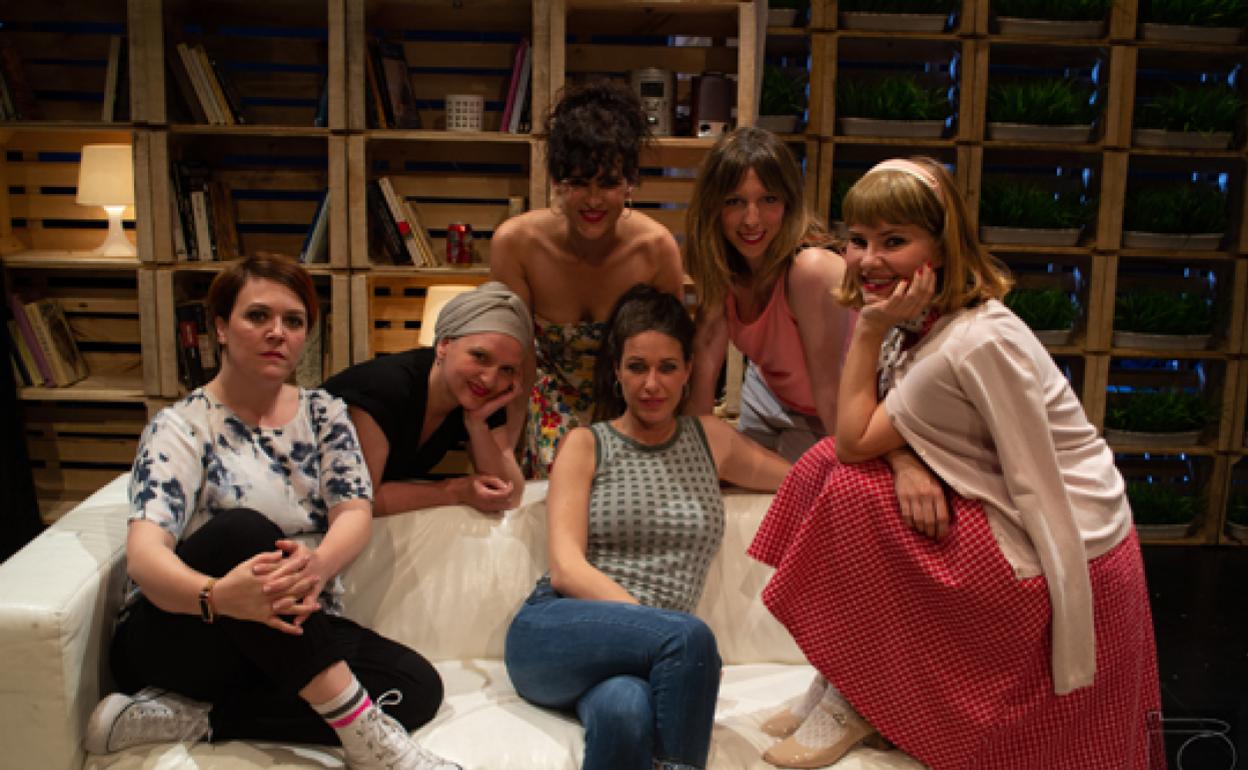 Bertan aktore uzta oparoak esku hartu du, hala nola, Aitziber Garmendia, Sara Cozar, Getari Etxegarai, Naiara Arnedo, Itziar Atienza edota Leire Ruizek. 