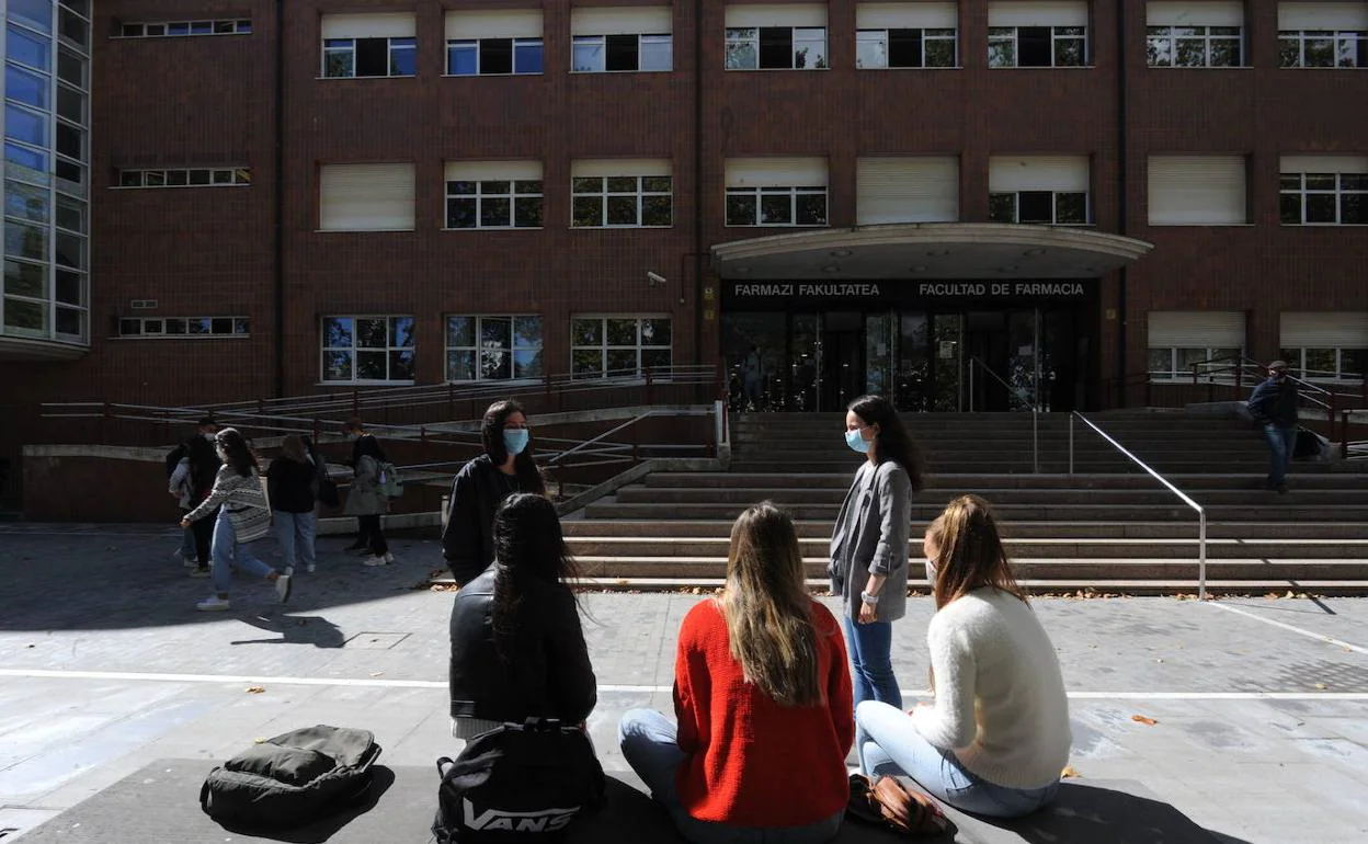 Alumnos salen con mascarilla de la Facultad de Farmacia de Vitoria.