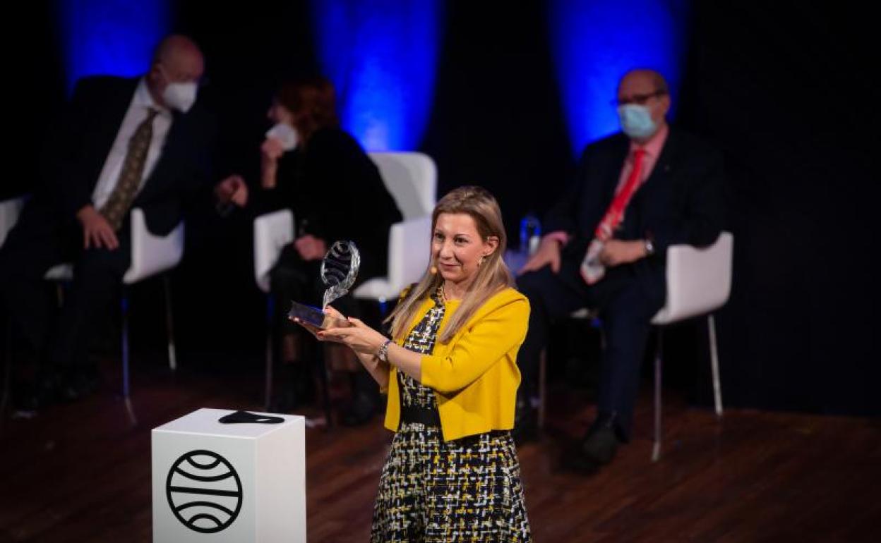 La escritora Eva García Sáenz de Urturi sostiene su premio tras ser galardonada con el Premio Planeta 