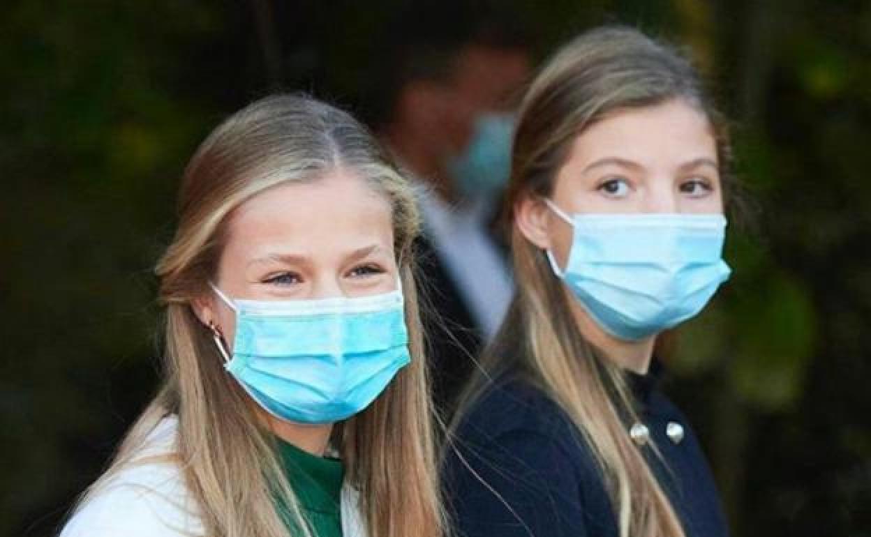 Los Reyes y sus hijas, en la visita a la fábrica de La Vega.