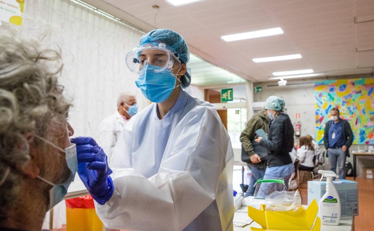 Una sanitaria practica una PCR en el cribado de Sansomendi.