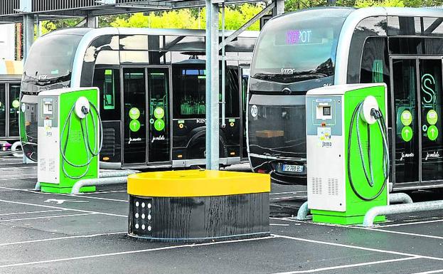 Cocheras. Unidades descansan en los depósitos de Bayona, ampliados con la llegada del nuevo bus y dotados de puntos de carga. 