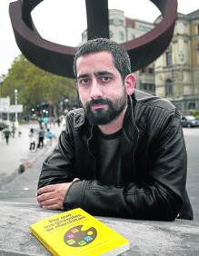 Imagen secundaria 2 - 1. Los girasoles de Van Gogh. 2. La joven de la perla de Vermeer. 3. Oskar González Mendia, delante de 'La variante ovoide de la desocupación de la esfera', de Oteiza.