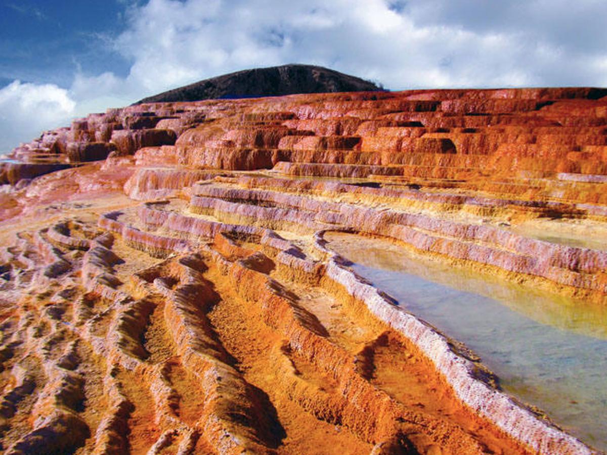 Badab Soort (Irán) | Otro enclave natural muy particular pero que también tiene explicación científica. Sus escalones rocosos han sido creados a lo largo de miles de años por el paso de agua fría, que termina desembocando en dos manantiales de aguas termales minerales, que van depositando mineral de carbonatos en sus laderas y forman estas curiosas formas.