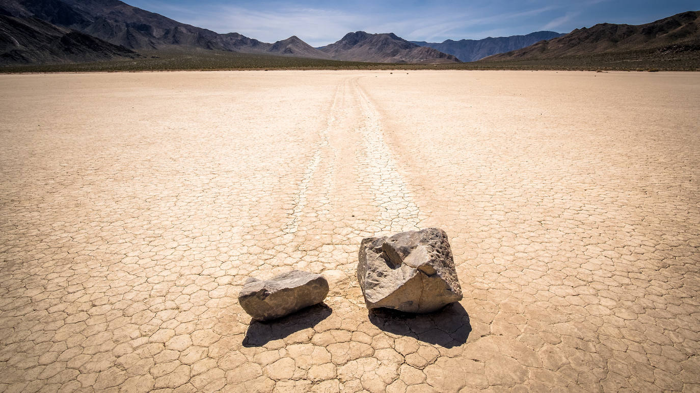 Las rocas de Racetrack | Son conocidas por el misterioso rastro que dejan en la tierra, que les valió el apodo de 'rocas viajeras' porque parecía que se desplazaban por la noche. Sin embargo, se descubrió en 2014 que su curioso movimiento se debe a que las finas placas de hielo que se forman en el suelo tras la lluvia empujan a las rocas cuando sopla el viento.