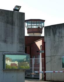 Imagen secundaria 2 - Arriba, ertzainas en un acceso interior de Zaballa. Abajo, Martutene a la izquierda y Basauri. 