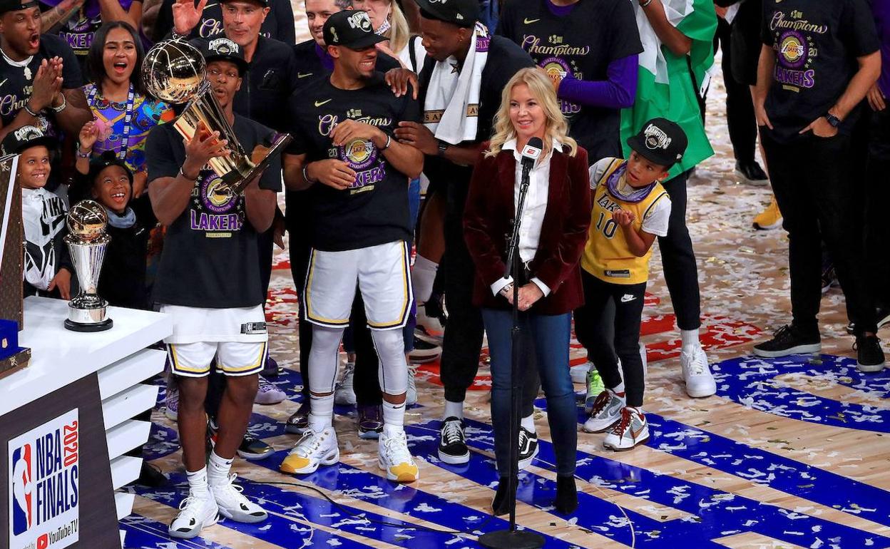 Jeanei Buss dando un discurso la pasada semana tras ganar Los Angeles Lakers las finales de la NBA 