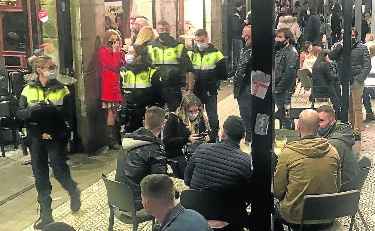 La Policía Local tuvo que acudir el sábado por la noche a Ledesma ante las aglomeraciones que había en algunos puntos de la calle.