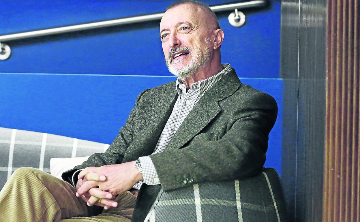 El escritor Arturo Pérez-Reverte, ayer en Bilbao durante la entrevista.