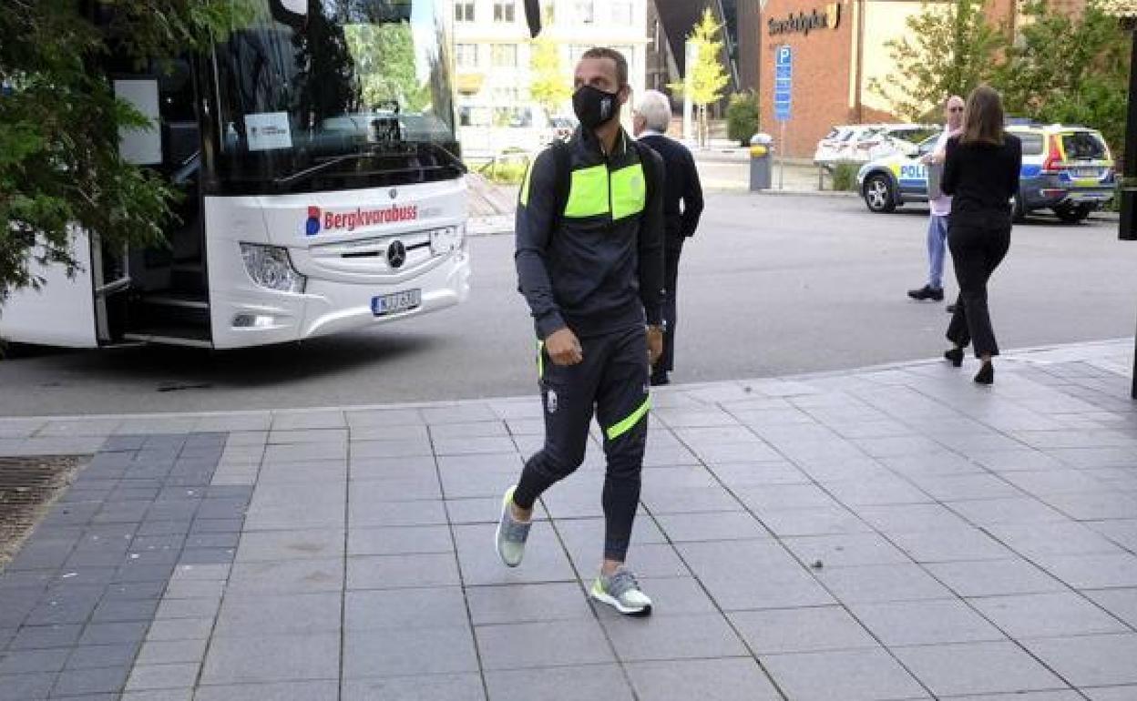 Roberto Soldado, de calle y con mascarilla durante la concentración en Malmoe. 