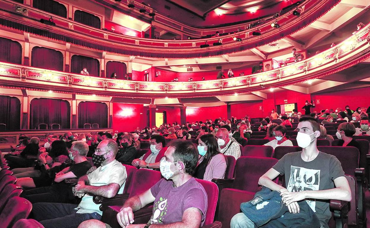 El público del Principal en la reapertura de julio, con mascarilla y en butacas alternas . 