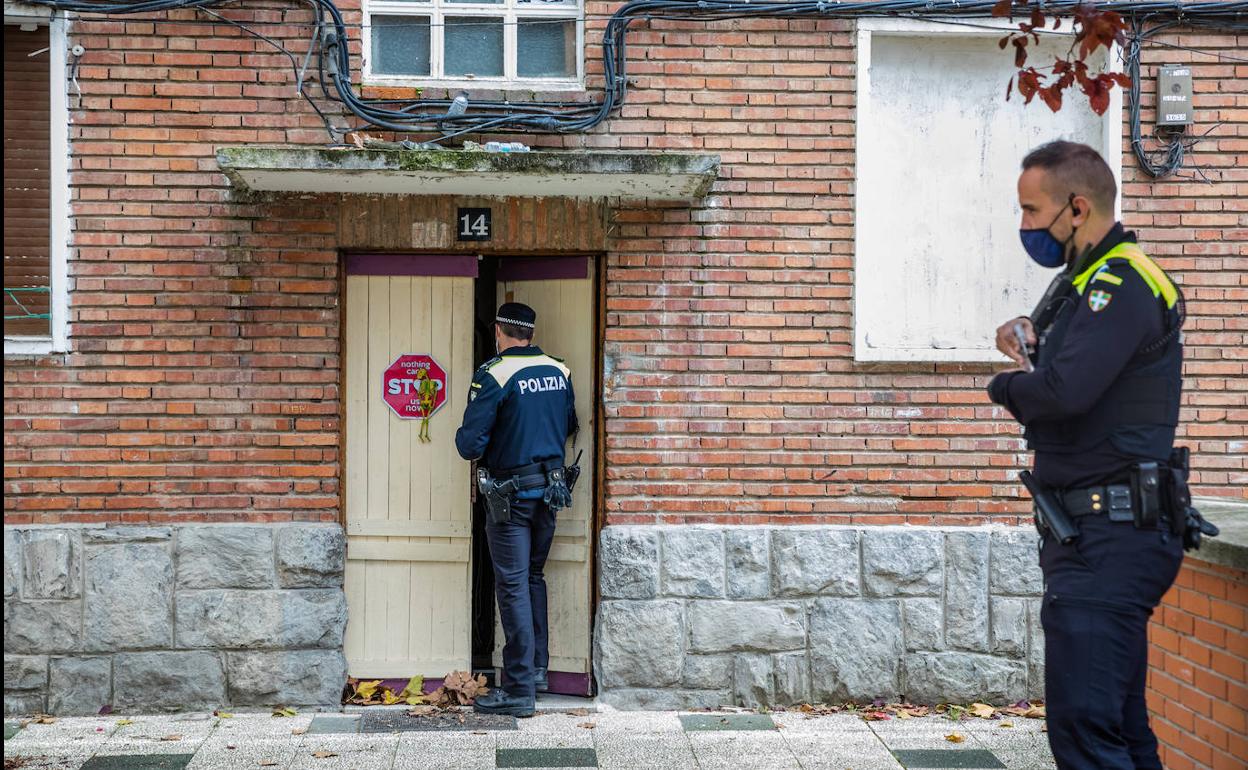 Varias patrullas de la Policía Local comenzaron a notificar el desalojo este martes. 