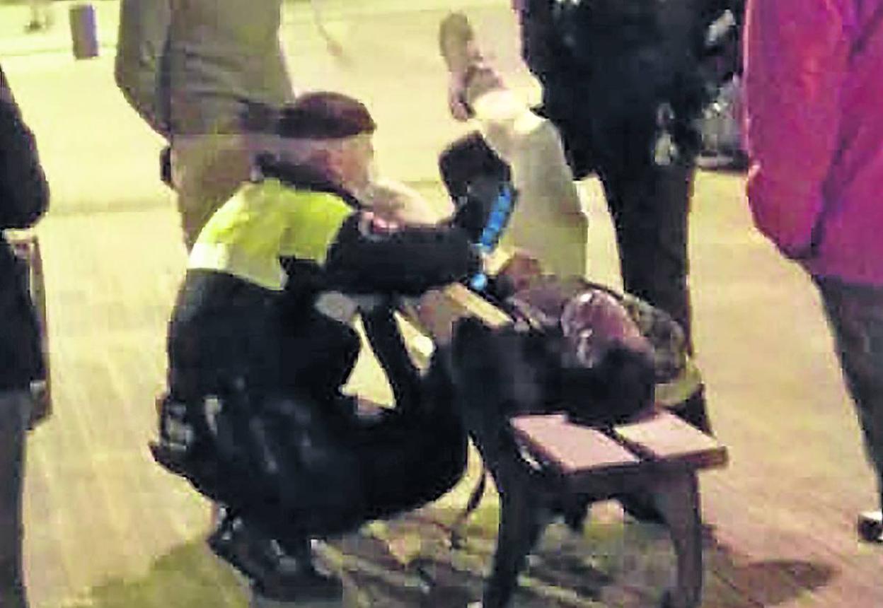 Agentes de la Policía Municipal de Bilbao atienden al ertzaina herido minutos después de la agresión. 