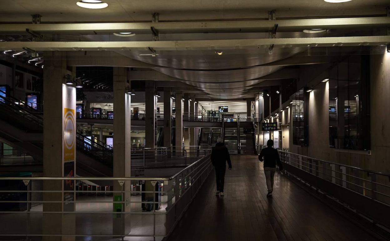 Estación de metro prácticamente vacía en París.