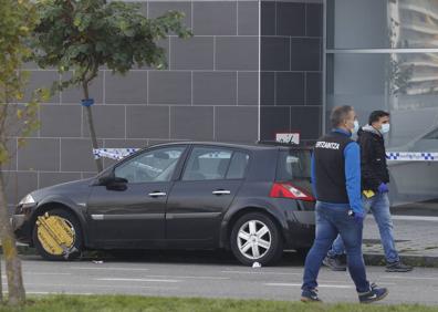 Imagen secundaria 1 - Arriba, agentes participantes en el dispositivo de búsquea. Abajo, el coche del agresor al que la Policía Local colocó un cepo. Y el mensaje colgado por Iosu. 