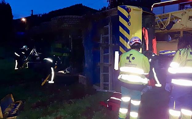 Los servicios de emergencia han acudido al lugar del accidente.