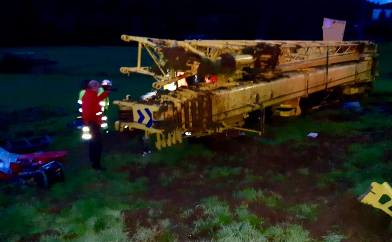 El vehículo ha quedado volcado fuera de la carretera A-3641.