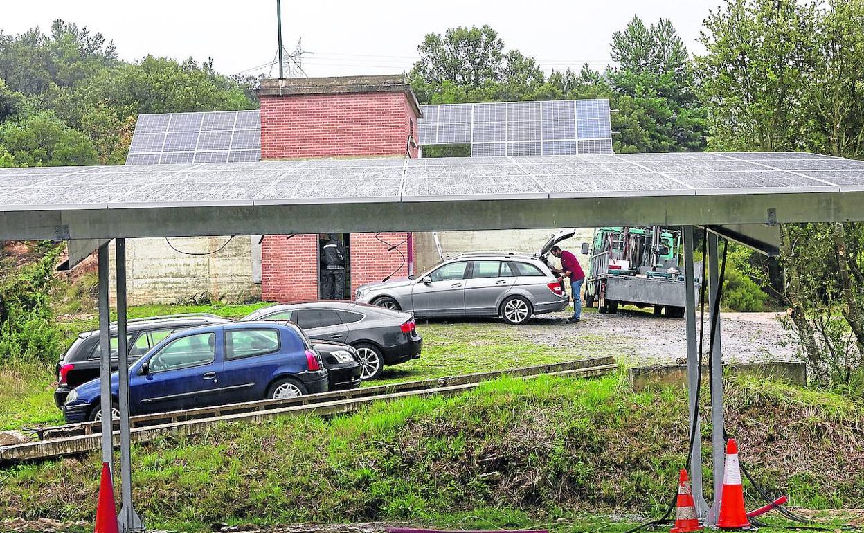 El parking es uno de los puntos de Lasierra donde los vecinos han decidido colocar las placas solares.. 