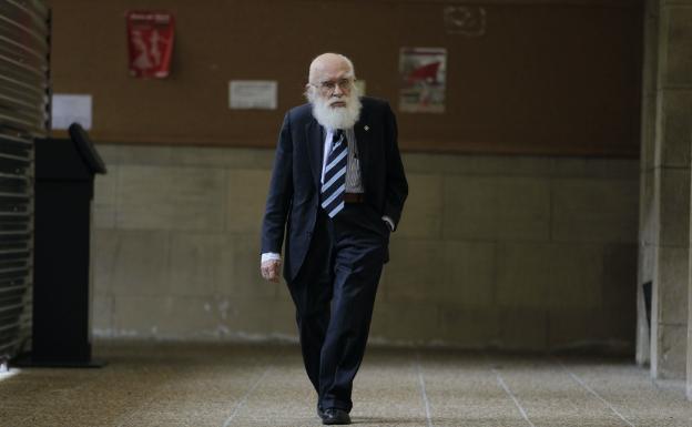 James Randi, en uno de los claustros de la Universidad de Deusto.