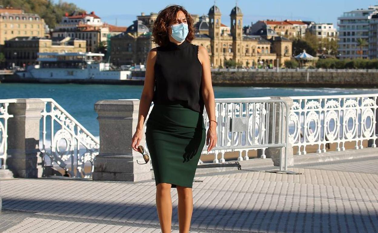 Irene Lozano pasea ayer por la donostiarra playa de La Concha. 