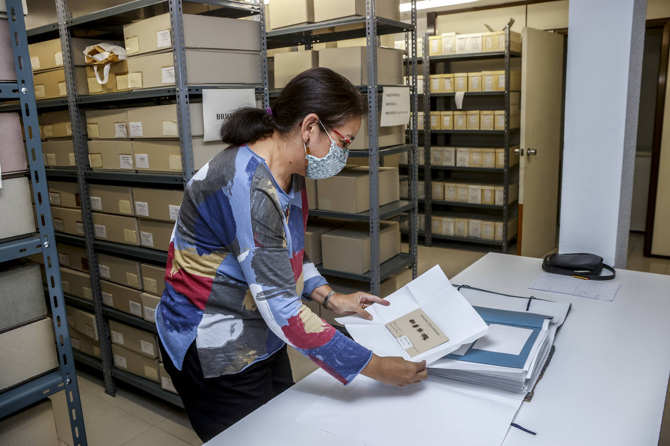 Una de las investigadoras el museo sujeta una de las muestras.