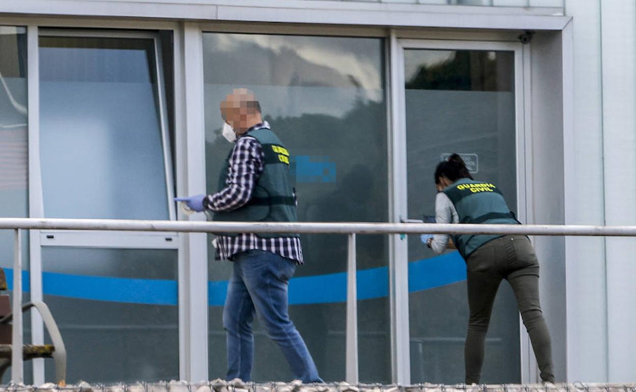 Efectivos de la UCO (Guardia Civil) ayer jueves en el registro del domicilio social de la firma alavesa bajo sospecha. 