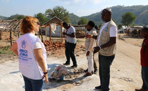 Pedraz, en una visita a un campo de refugiados cameruneses en Nigeria.