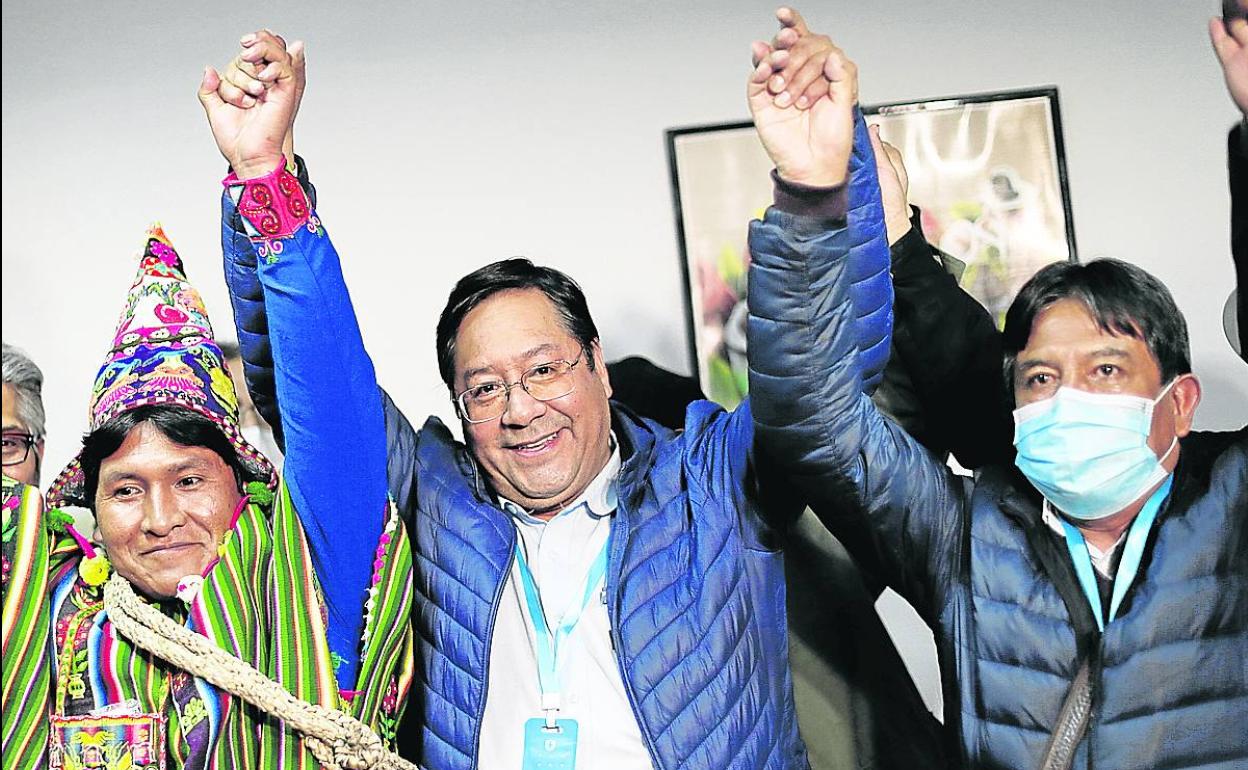 El candidato presidencial Luis Arce celebra la victoria junto a David Choquehuanca en La Paz. 