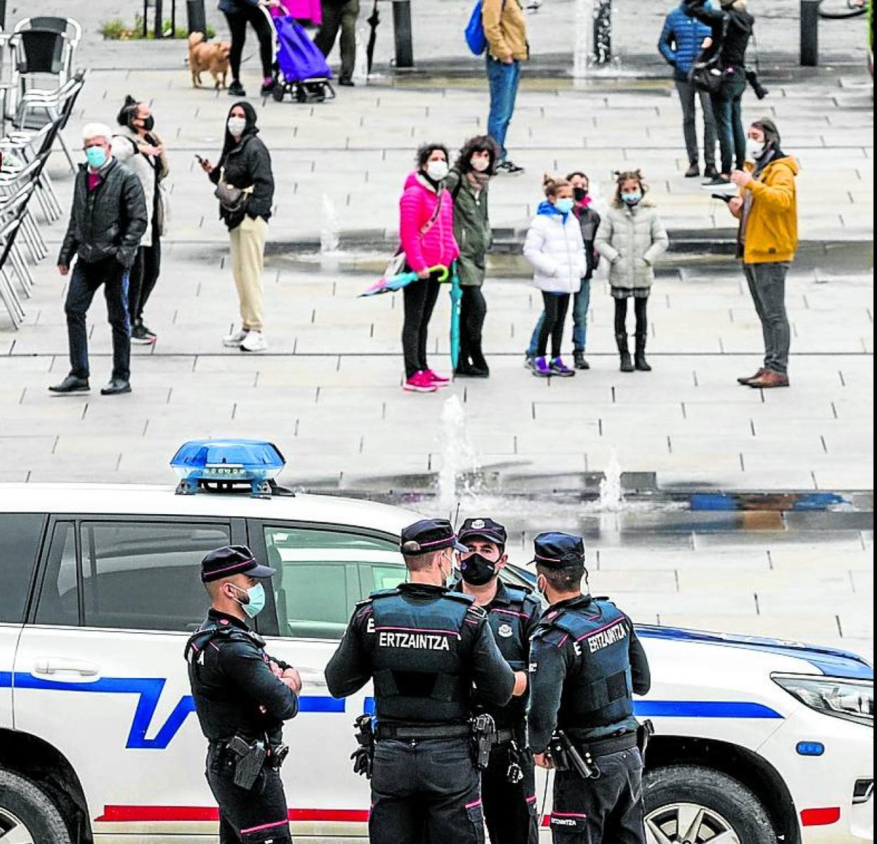 La Ertzaintza vigila que no haya más de seis personas juntas. 