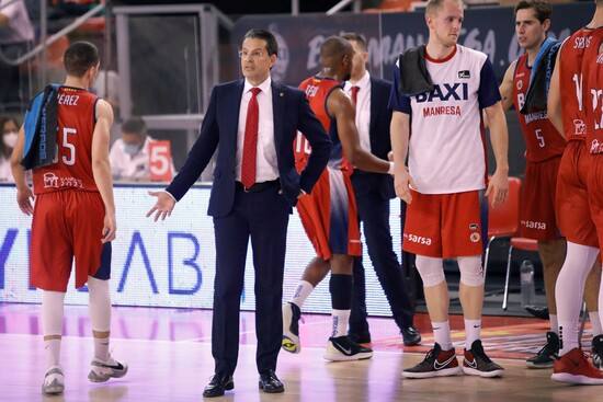 El entrenador del BAXI Manresa, Pedro Martínez, antes de un tiempo muerto del BAXI Manresa