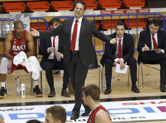 El técnico catalán protesta una acción del partido en Fuenlabrada, de donde se llevó la victoria