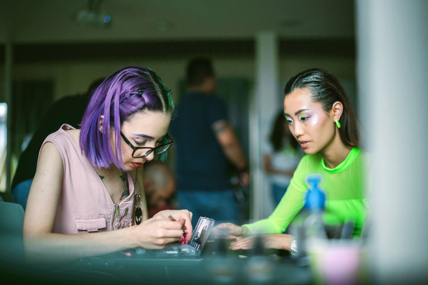 Tamara prepara el material durante una sesión de maquillaje.