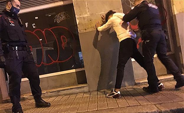 El joven apuñalado en la cara detenido en San Francisco con un cuchillo iba a «vengarse»