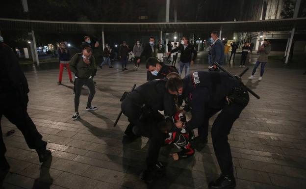 Una protesta contra el toque de queda acaba con disturbios y seis detenidos en Bilbao