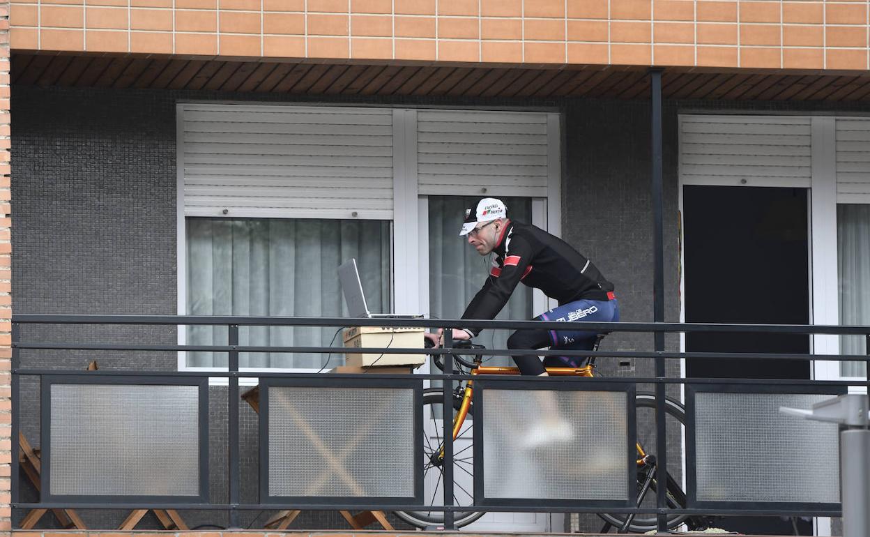 Un hombre hace rodillo en su balcón. La imagne fue tomada en abril en BIlbao. 