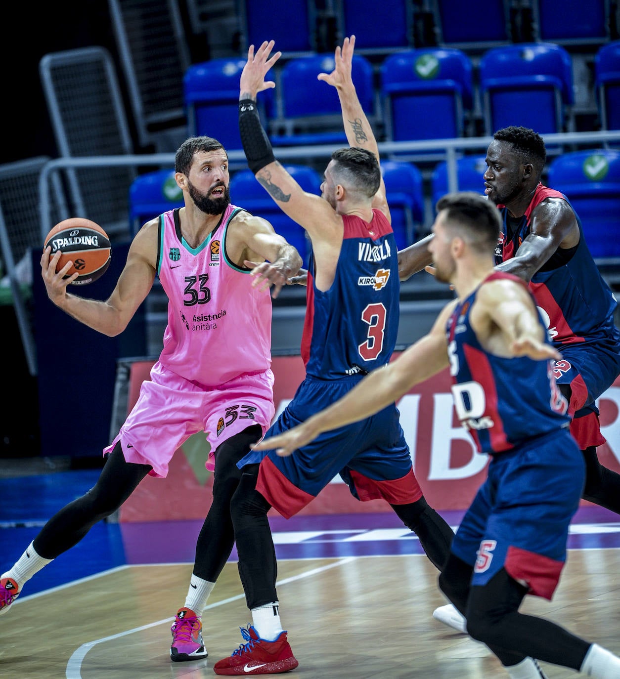 Las fotos del Baskonia - Barcelona de Euroliga. 