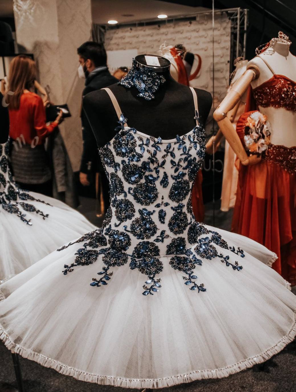 Fotos: Una exposición en Bilbao recoge los vestidos de ballet que una madre le hizo a su hija bailarina en su carrera