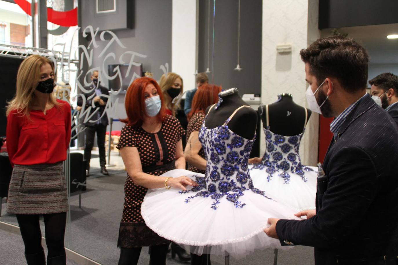 Fotos: Una exposición en Bilbao recoge los vestidos de ballet que una madre le hizo a su hija bailarina en su carrera