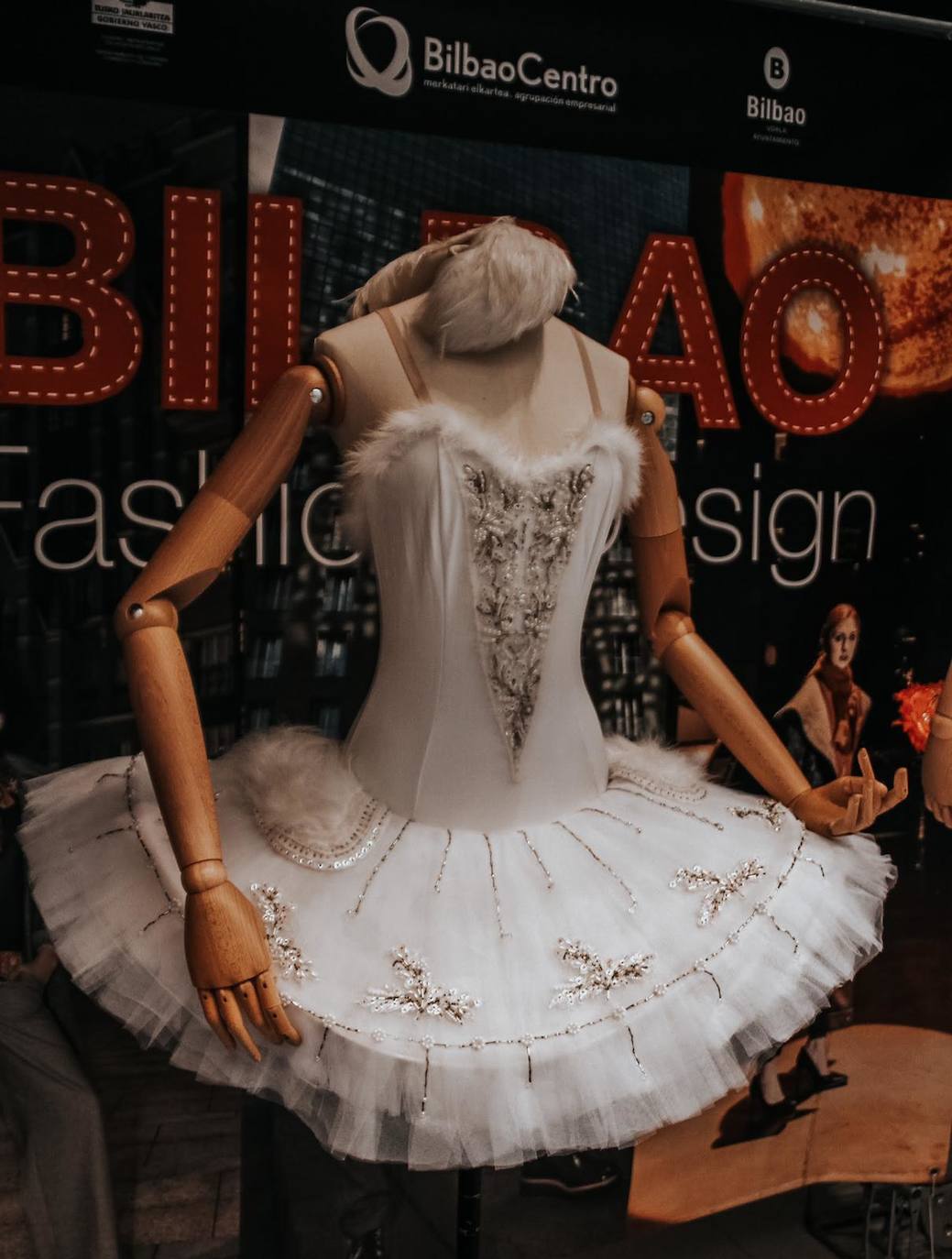 Fotos: Una exposición en Bilbao recoge los vestidos de ballet que una madre le hizo a su hija bailarina en su carrera