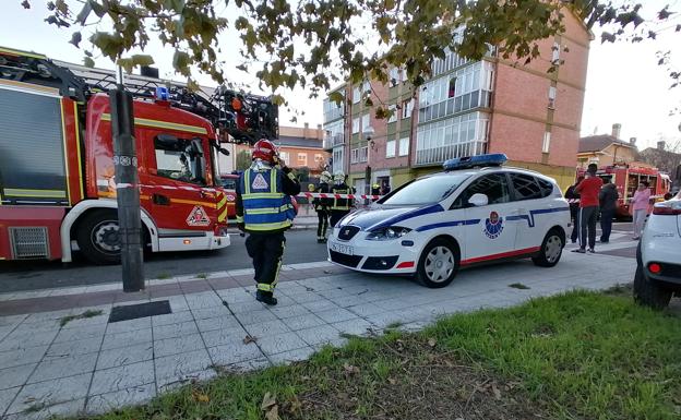 Imagen principal - Un herido en la explosión de una bombona de gas en una vivienda de Vitoria