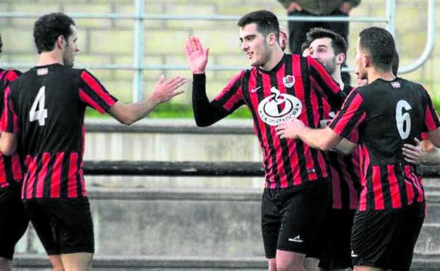 Los jugadores del Iurretako celebran un tanto.