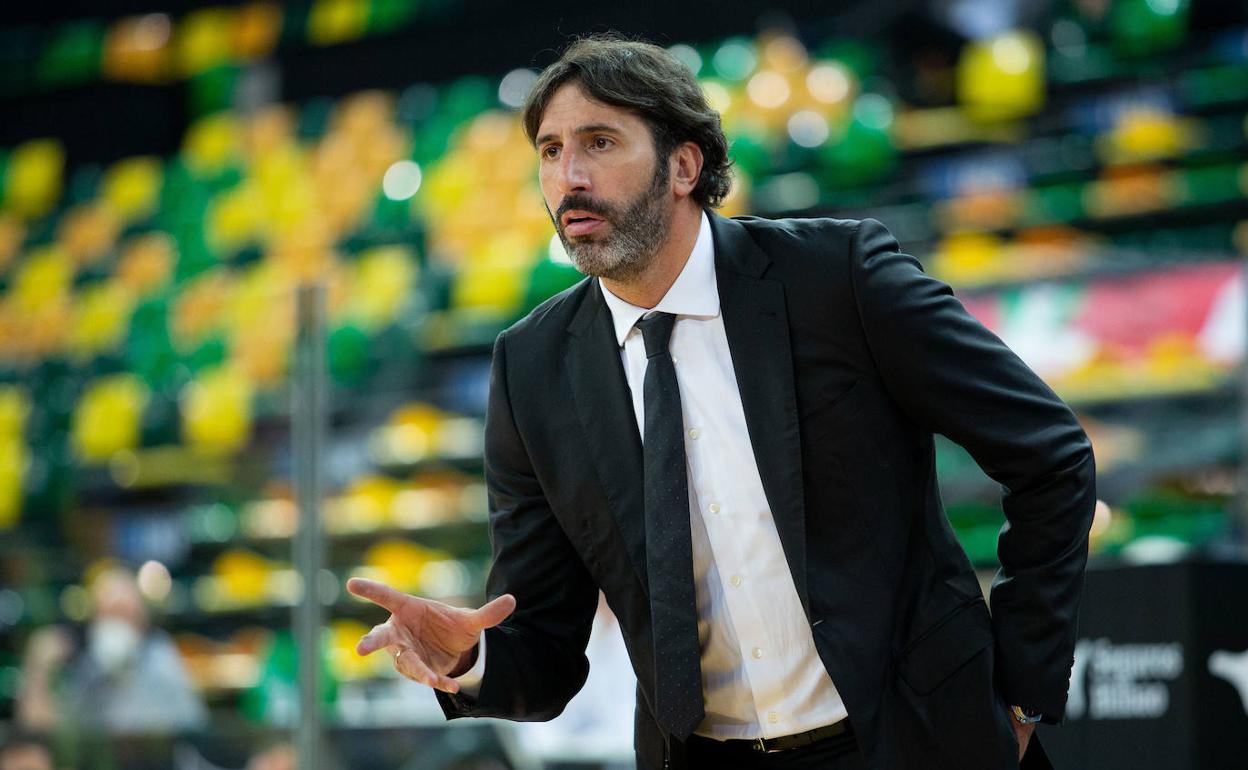 Mumbrú da instrucciones a sus jugadores en un partido en Miribilla.