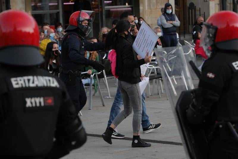 Fotos: La concentración de los negacionistas en Vitoria, en imágenes