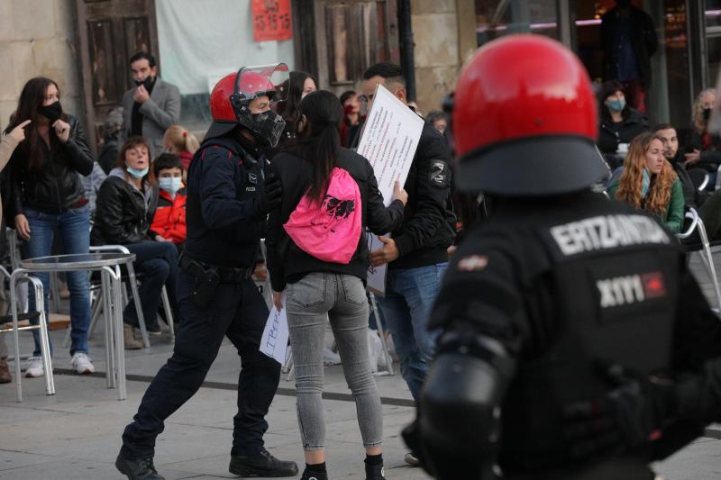 Fotos: La concentración de los negacionistas en Vitoria, en imágenes