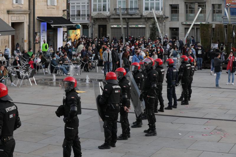 Fotos: La concentración de los negacionistas en Vitoria, en imágenes