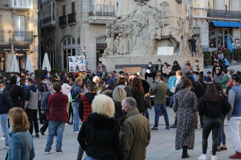 Fotos: La concentración de los negacionistas en Vitoria, en imágenes