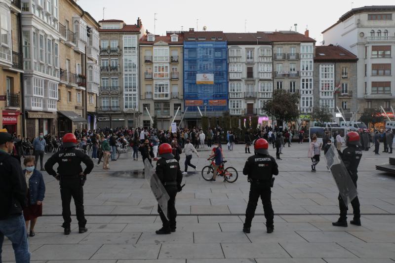 Fotos: La concentración de los negacionistas en Vitoria, en imágenes